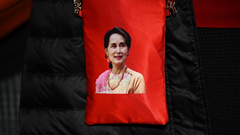 وێنەیەکی ئۆنگ سان سو کی کە ئەمڕۆ لەلایەن چالاکوانانی میانمار لە تۆکیۆ بەرزکراوەتەوە، وێنە: AFP